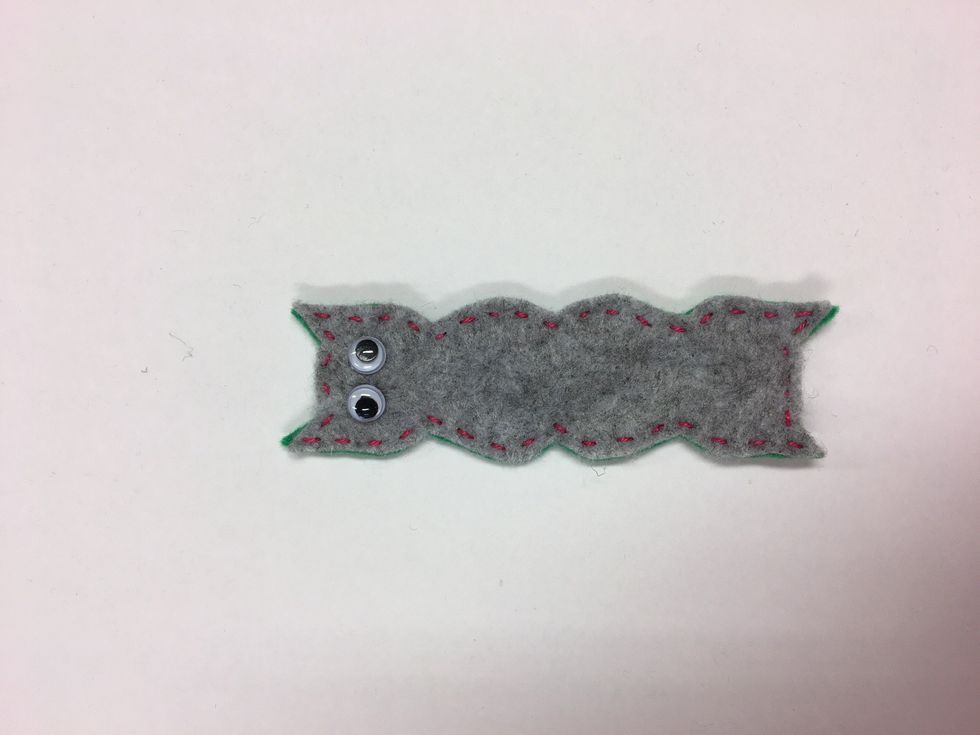 Brodera eller sy fast detaljer. L\u00e4gg innertyget och yttertyget med avigsidorna mot varandra. Sy ihop med efterstygn. F\u00e4st tr\u00e5den, stick in den mellan tyglagren och klipp av ca 2 cm fr\u00e5n d\u00e4r du f\u00e4ste.