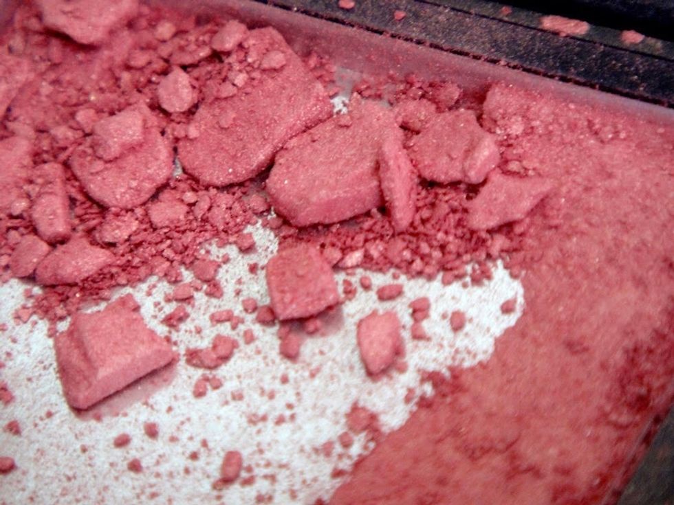 Broken blushers are a nightmare, but after trying other methods I found my skin felt irritated so I came up with this simple idea. Also perfect for people who travel a lot or for make up artists!