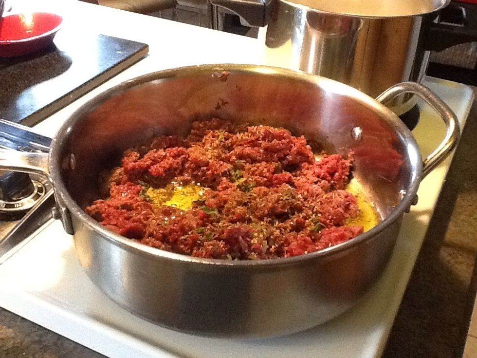 Brown hamburger in olive oil, adding salt and pepper according to your taste.