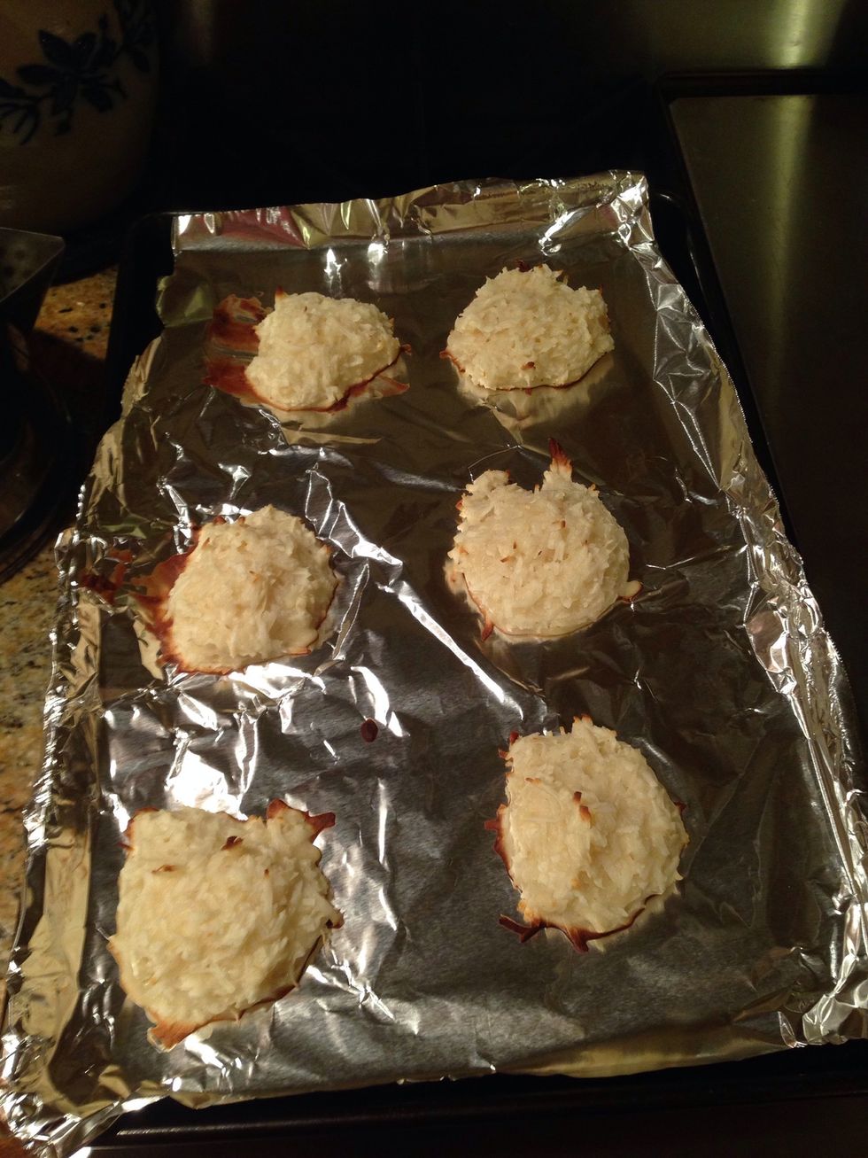 Brown on sides of macaroons = done!