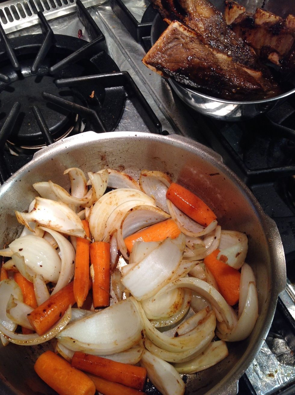 Brown ribs in cooker about 4 per side remove and set aside. Add carrots & onion to cooker and saute until onion softens, add garlic and saute' a minute longer.