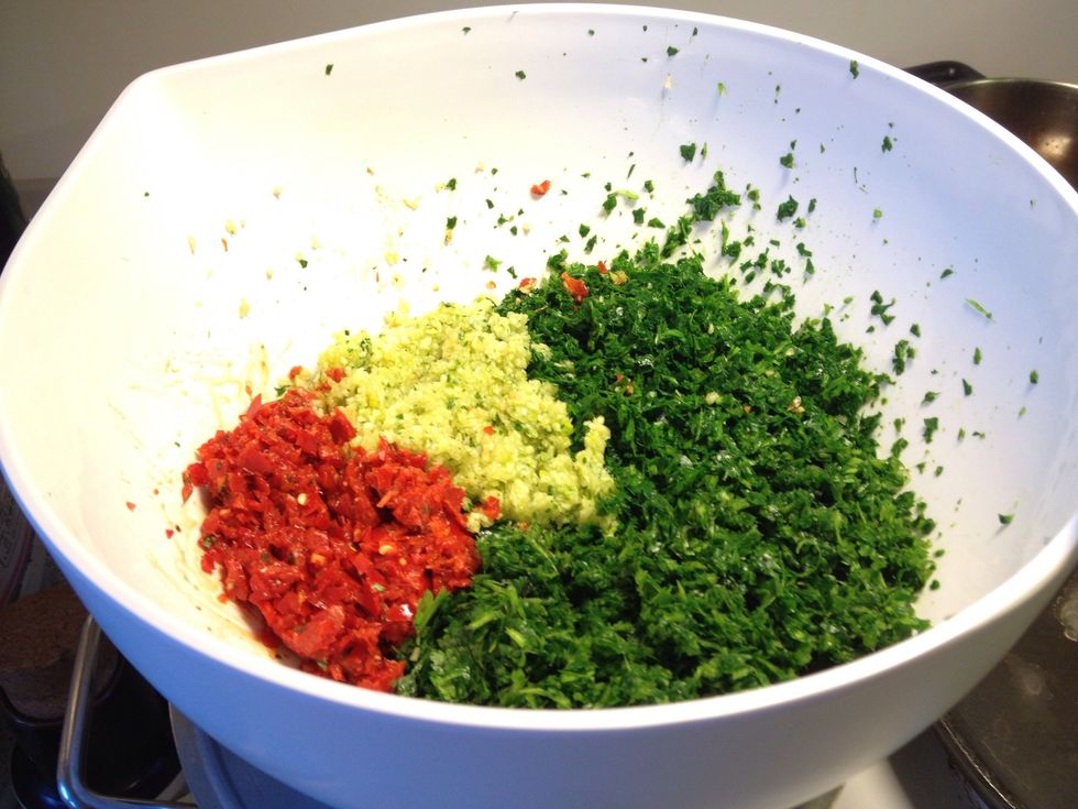 Brug stor sk\u00e5l, hvor der er rigelig plads til at mixe ingredienser sammen. Jeg bruger plastik handsker og ske. Pil fr\u00f8 ud af chili frugter inden chili hakkes fint.