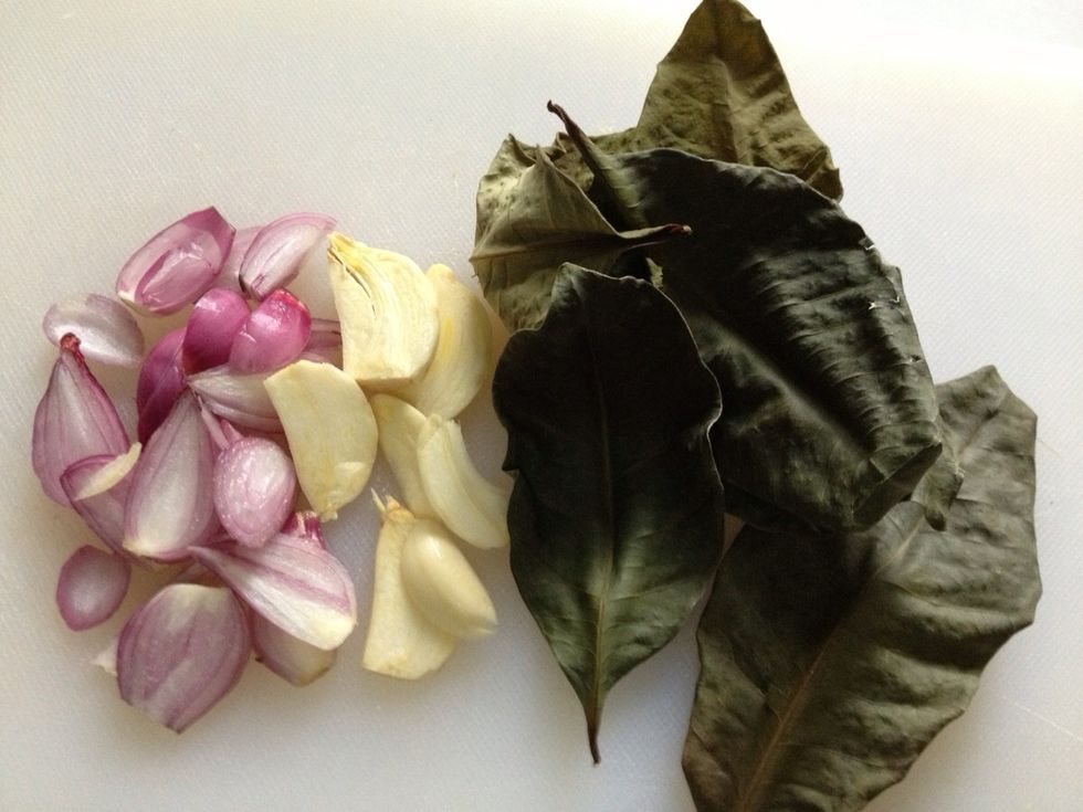 Bruised and finely sliced the shallots and garlics. Use dried bayleaves if you dont have the fresh one