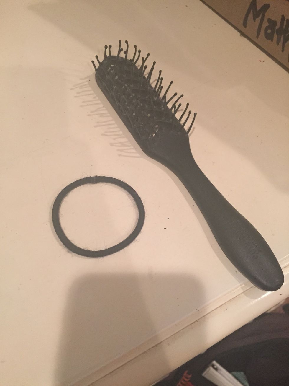 Brush n hair tie\ud83d\ude0b