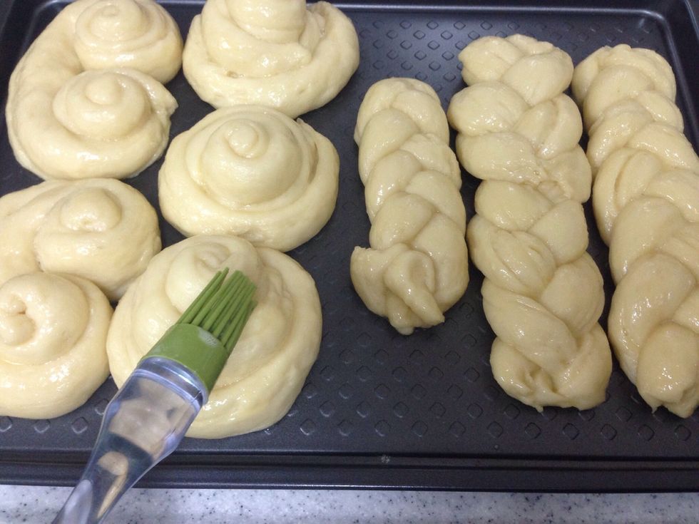 Brush the dough by the egg and vanilla