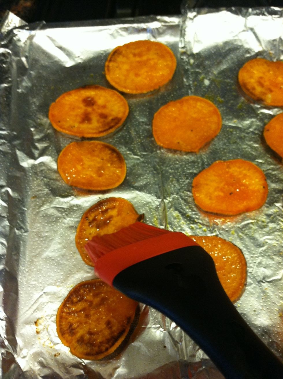 Brush the slices with the remaining butter/oil mixture.