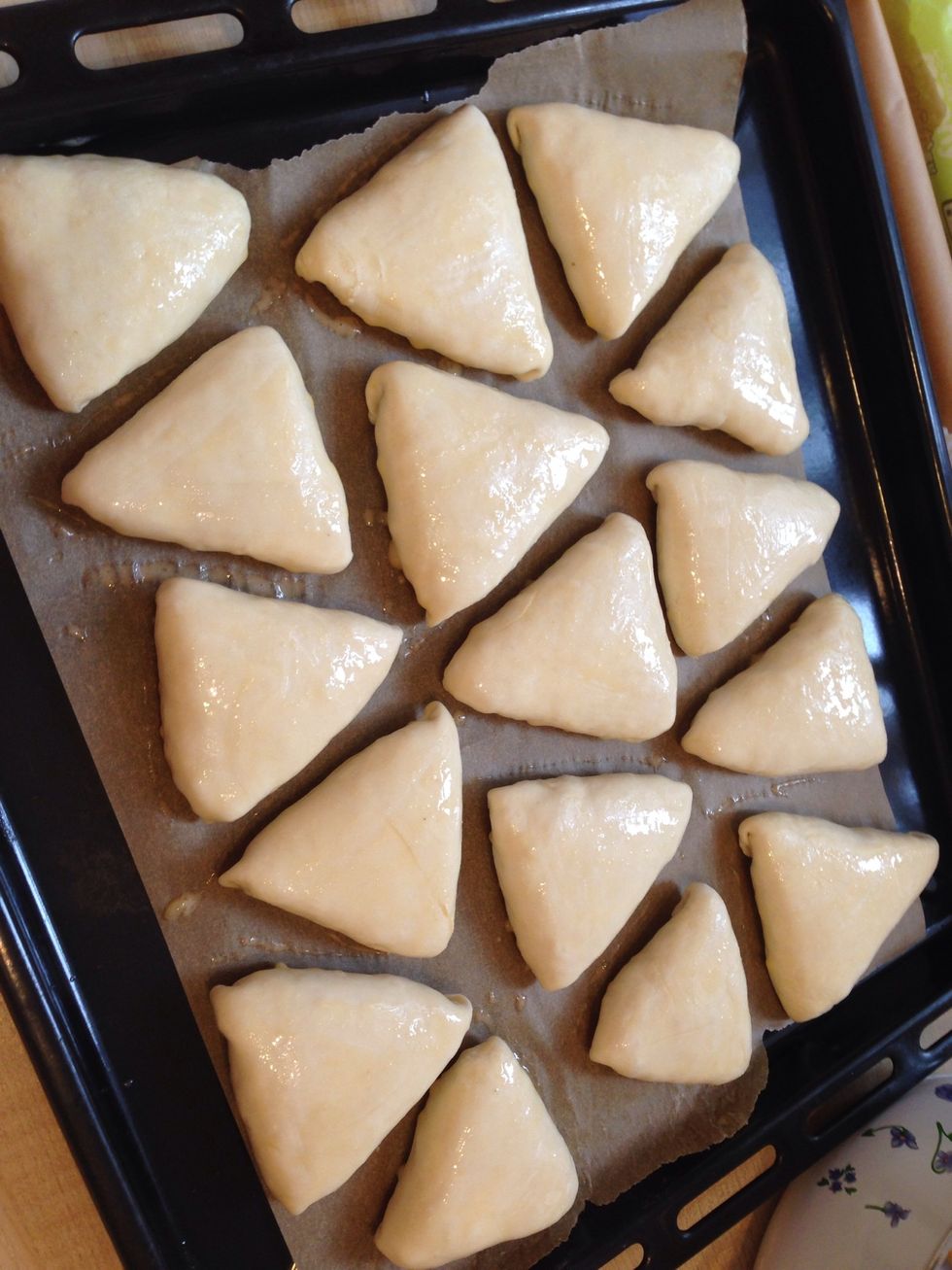 Brush the top with an egg or egg wash.