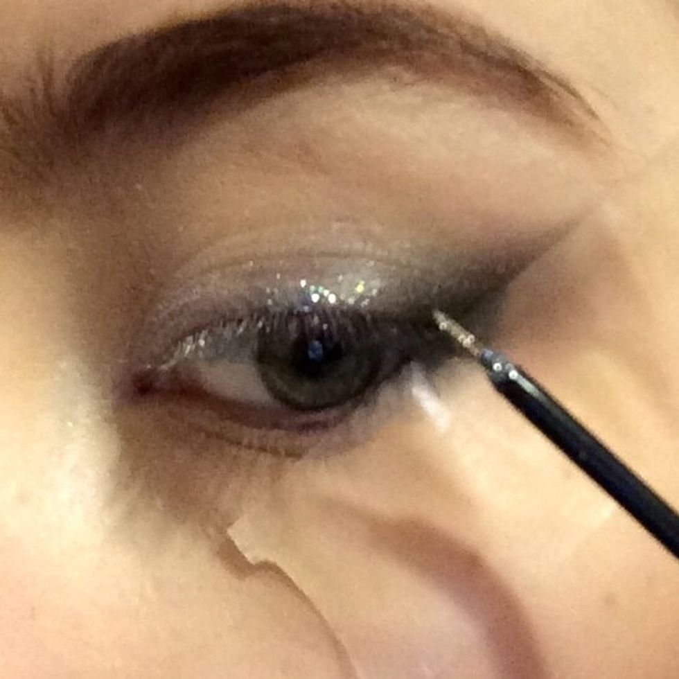 Brush this onto the centre of the lid...