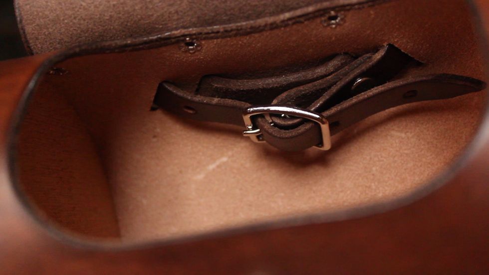 Buckle the belt tightly on the inside of the bag.