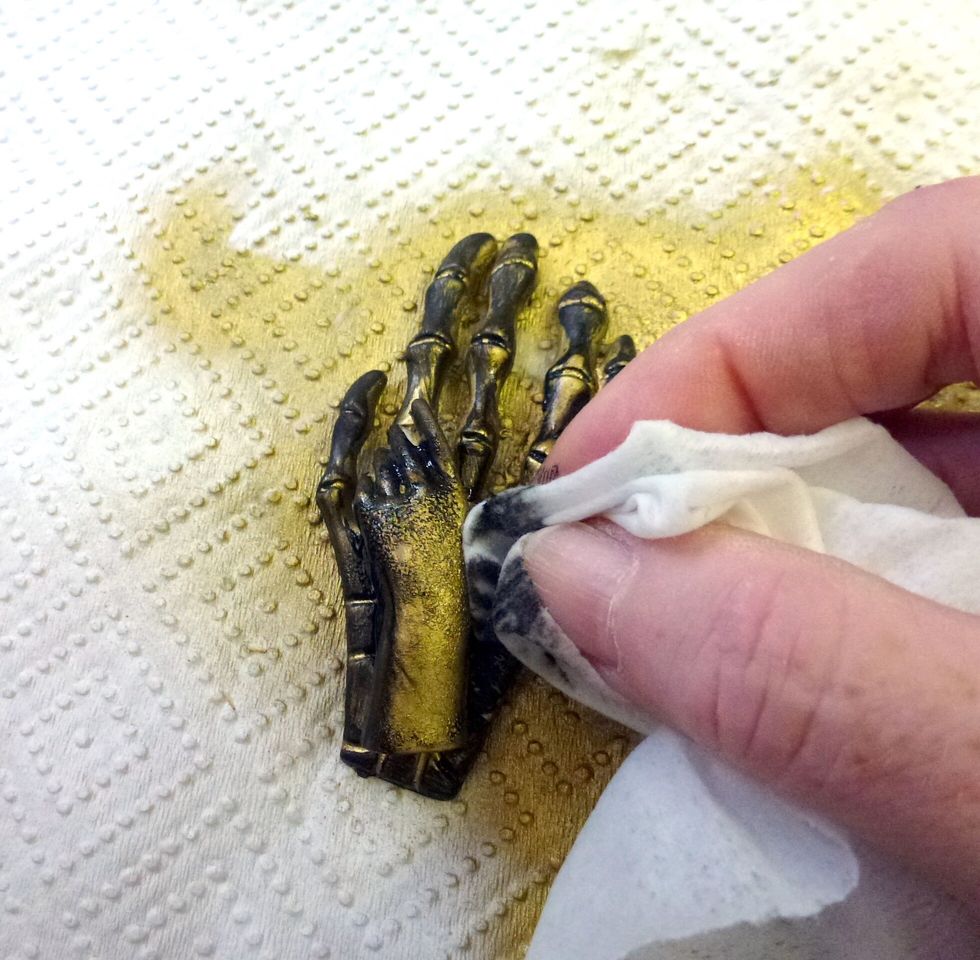 Buff off the excess black gesso with a wet wipe, ensuring there is gesso left in depressions etc., to ensure the features of the hands are highlighted. Dry off with a heat tool.