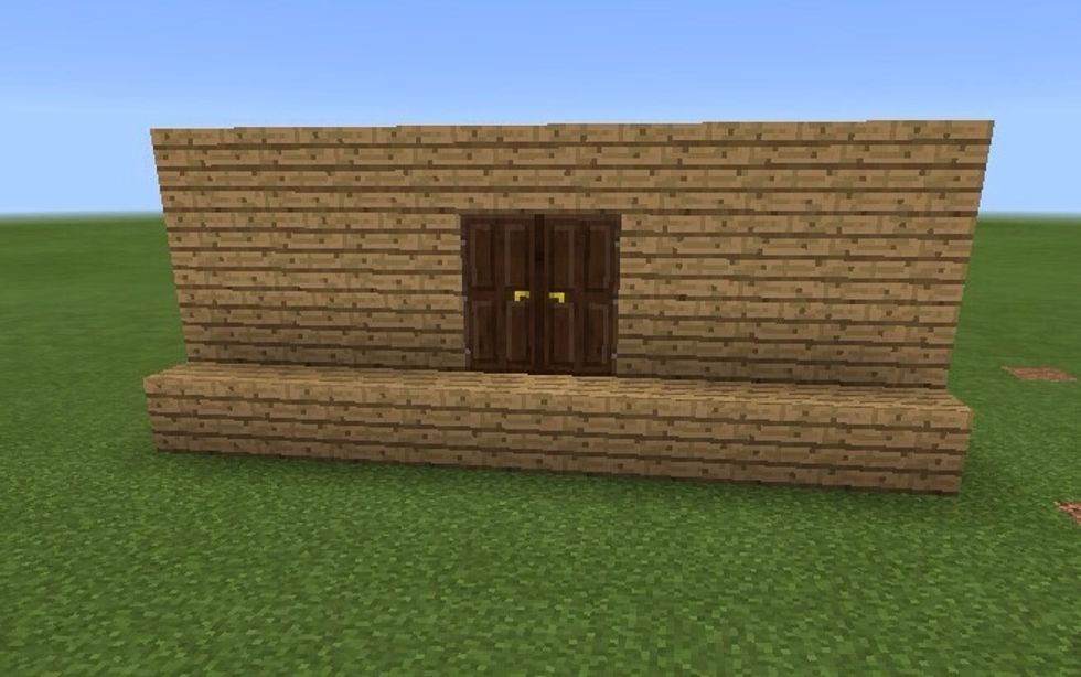 Build the bottom of the front out 1 block like this.