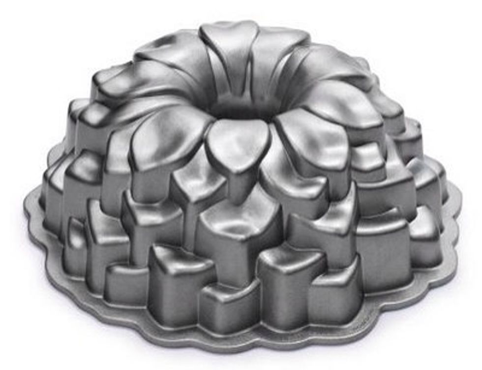 Bunt pan I can bake a bunt cake in a bunt pan Used for making bunt cake