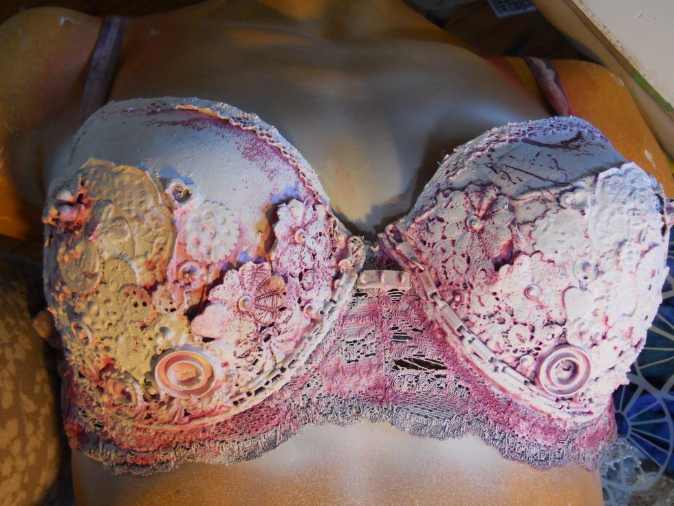 But I didnt like it...lol so I used spray gesso over the whole thing...(i do this a lot) :P