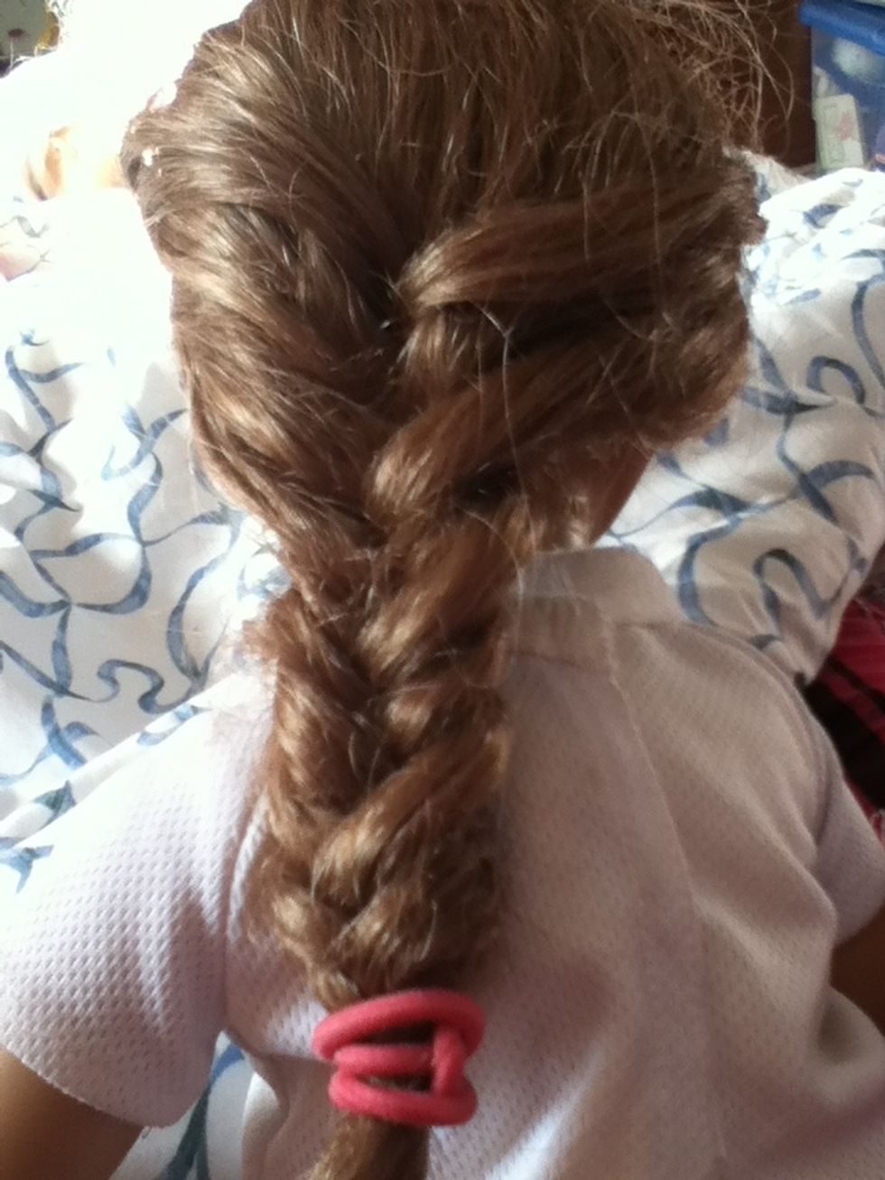 but not many people know how to successfully make a fish tail {or herringbone} with only 1 hair band. It is a little harder to do, but looks prettier that a normal fish tail in the end.