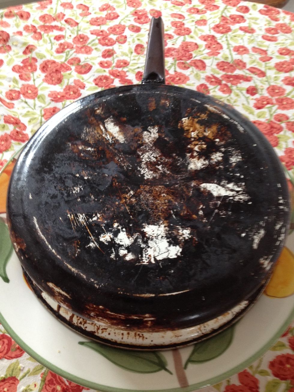 But wait! What about the bottom and sides of the pan with all those ugly stains? Amparo laughed again and asked me if I had any oven cleaner. Oven cleaner?!?!