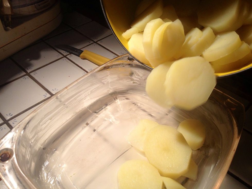 Butter a gratin dish. Put all the potatoes and bacon (alternating).