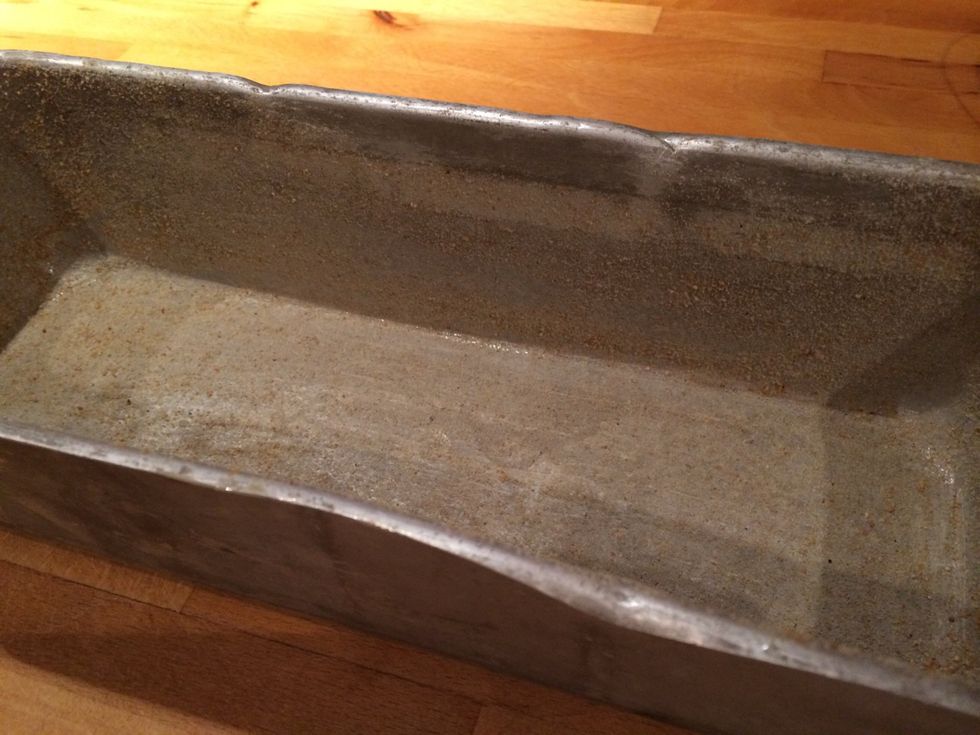 Butter and sprinkle bread crumbs in a rectangular baking form. (Only butter is just fine.)