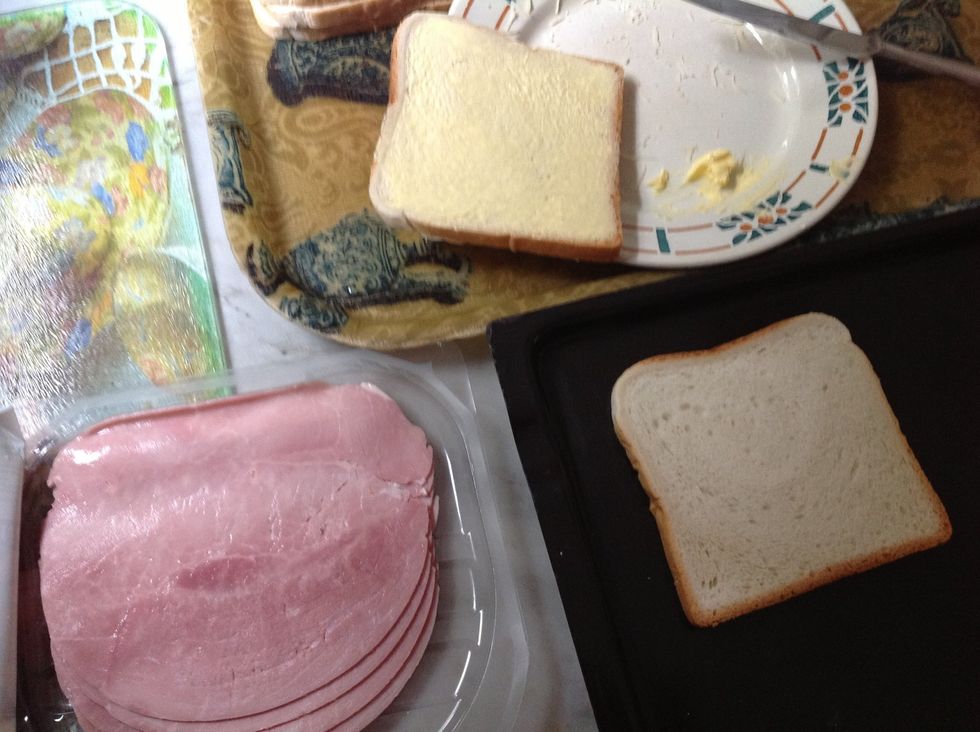Butter one face of the slices of bread and lay it on an ovenware.