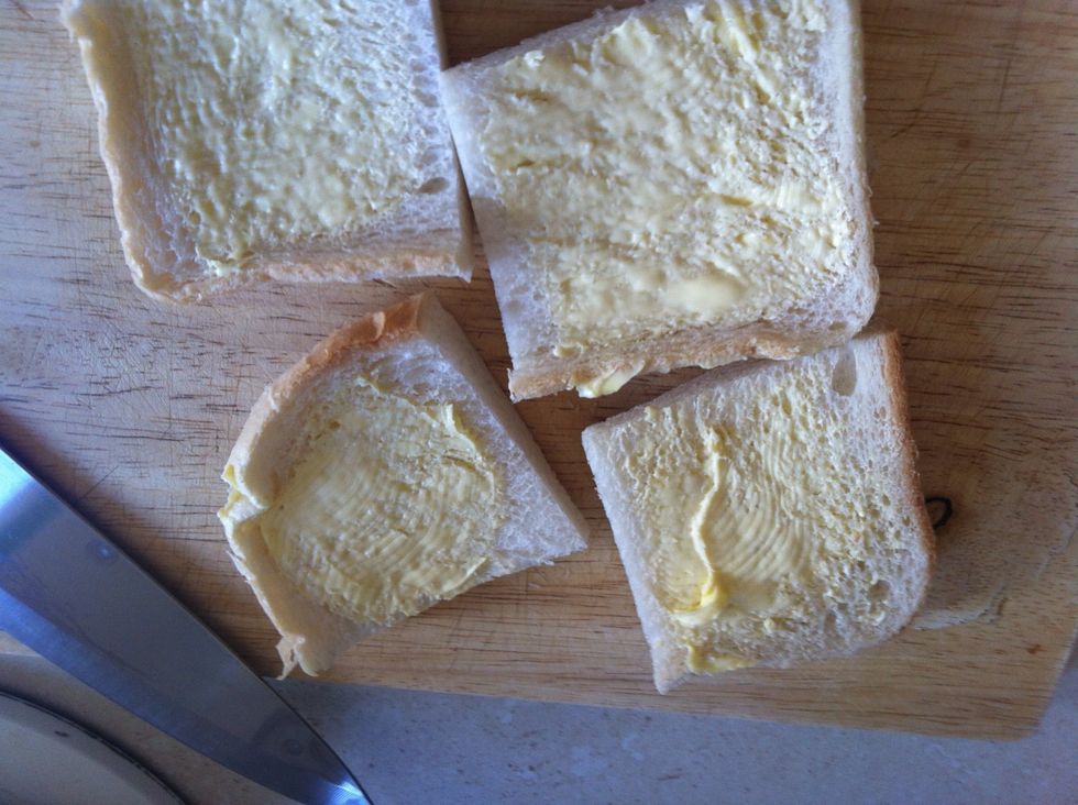 Butter sandwich bread slices and cut into quarter