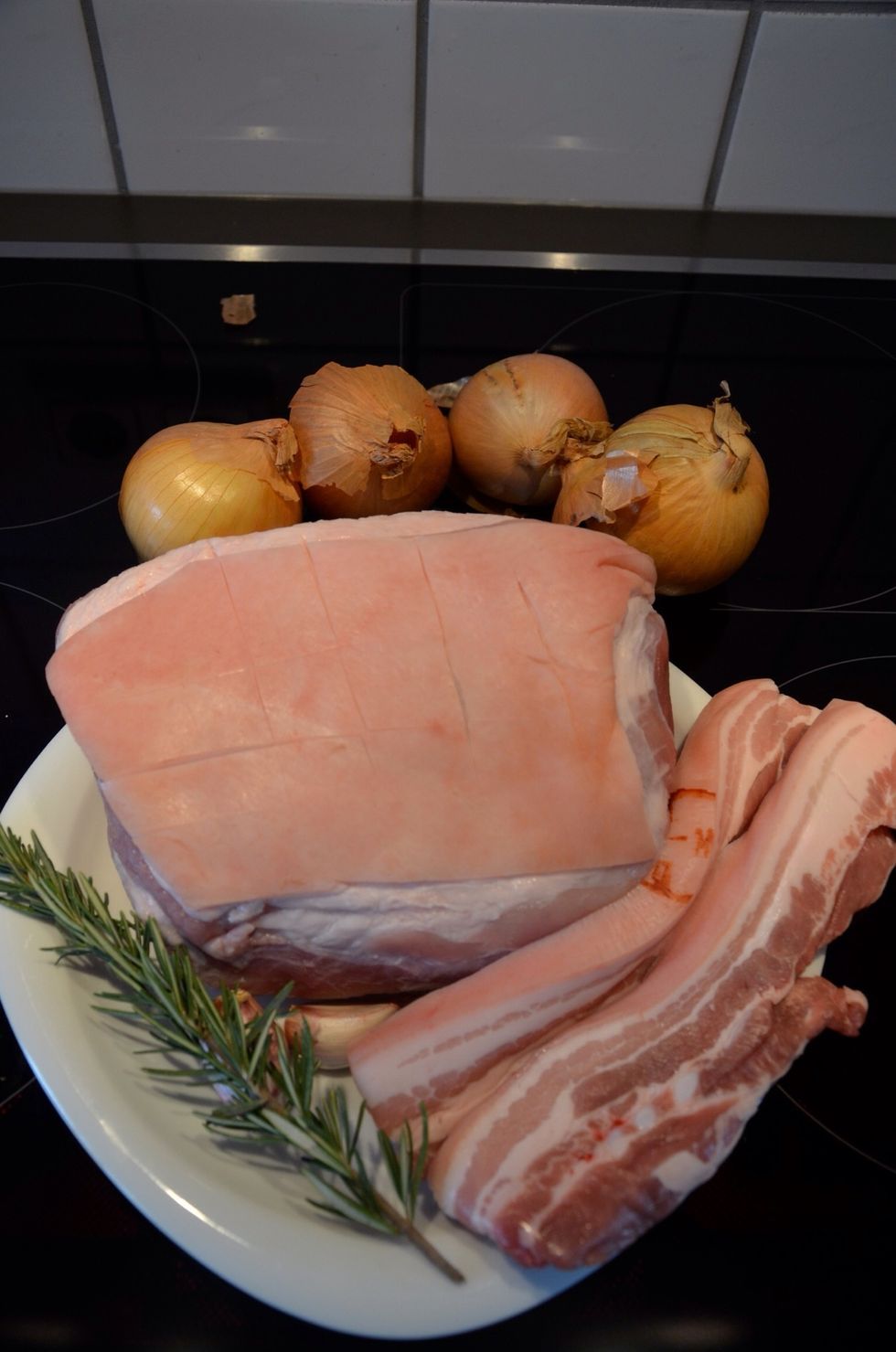Buy a good piece of pork roast from the shoulder. This piece was 1.5 kg. You can add extra (fatty meat) to get more gravy in the end.