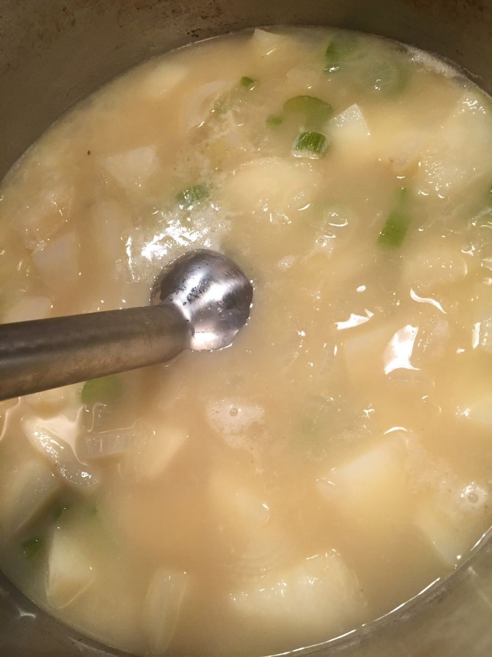 By the time I finished cleaning, the potatoes were soft and cooked when I boiled the broth. Remove the soup pot from heat, and roughly blend with an immersion blender.