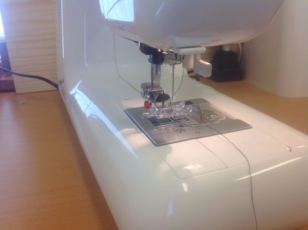 Byt pressarfot, tryck p\u00e5 den r\u00f6da knappen bakom pressarfoten f\u00f6r att lossa den som sitter p\u00e5.