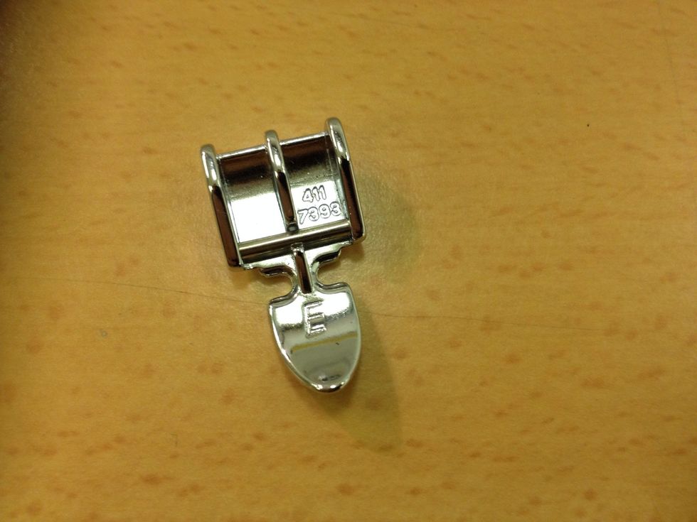 Byt pressfoten p\u00e5 maskinen till E