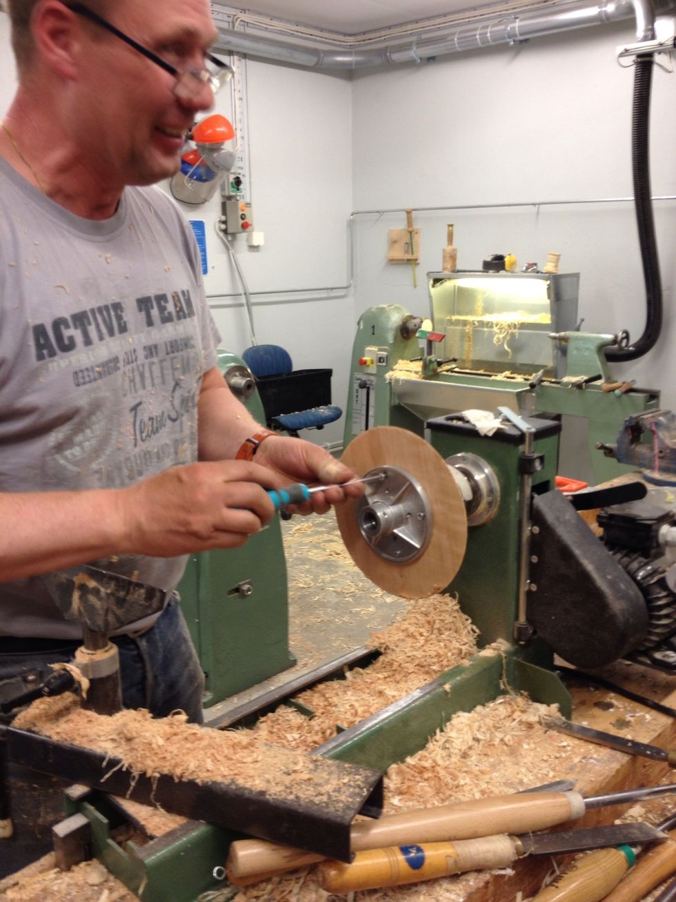 Byt till chuck och sp\u00e4nn fast sk\u00e5len med hj\u00e4lp av chucknyckeln. Dra inte f\u00f6r h\u00e5rt, men heller inte f\u00f6r l\u00f6st. Montera l\u00f6s h\u00e5llaren.