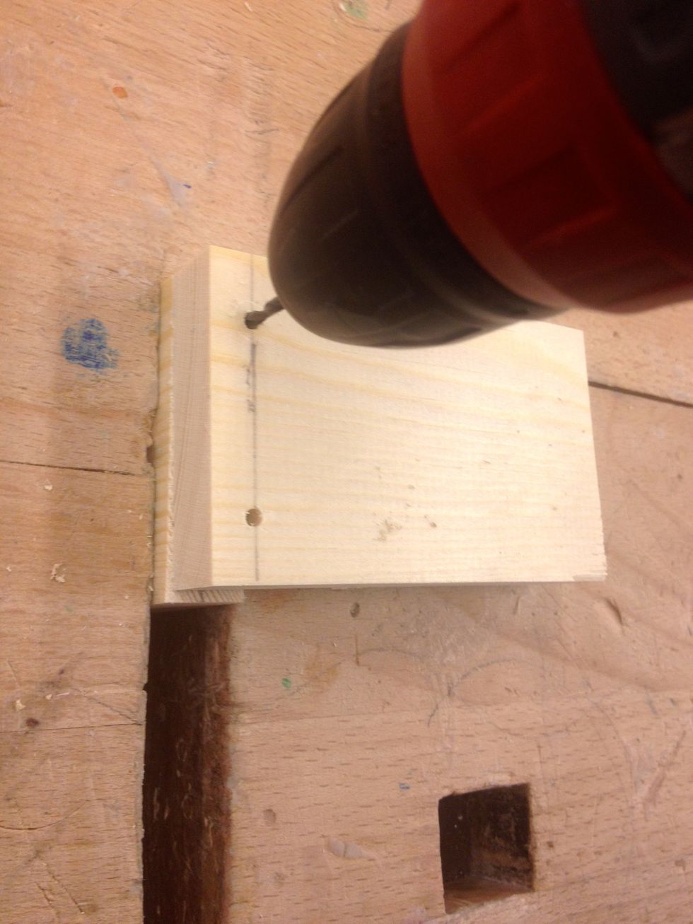 Byt till det mindre borret och h\u00e5ll den \u00f6vre biten p\u00e5 plats, samtidigt som du f\u00f6rborrar ner i den undre biten, genom h\u00e5len.