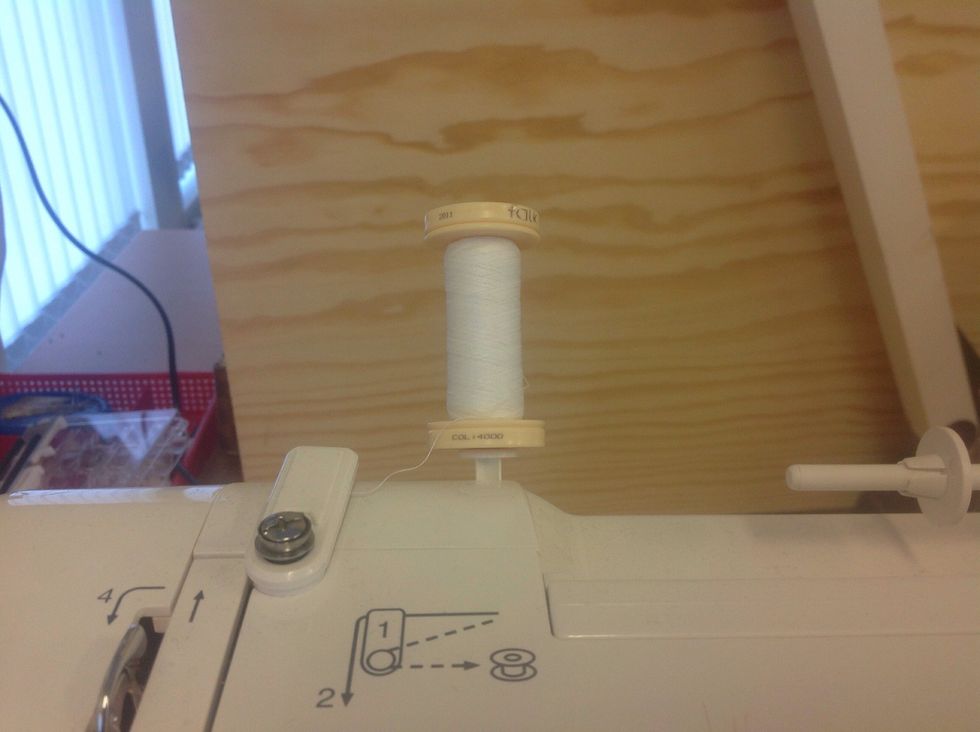 Byt till vit sytr\u00e5d.