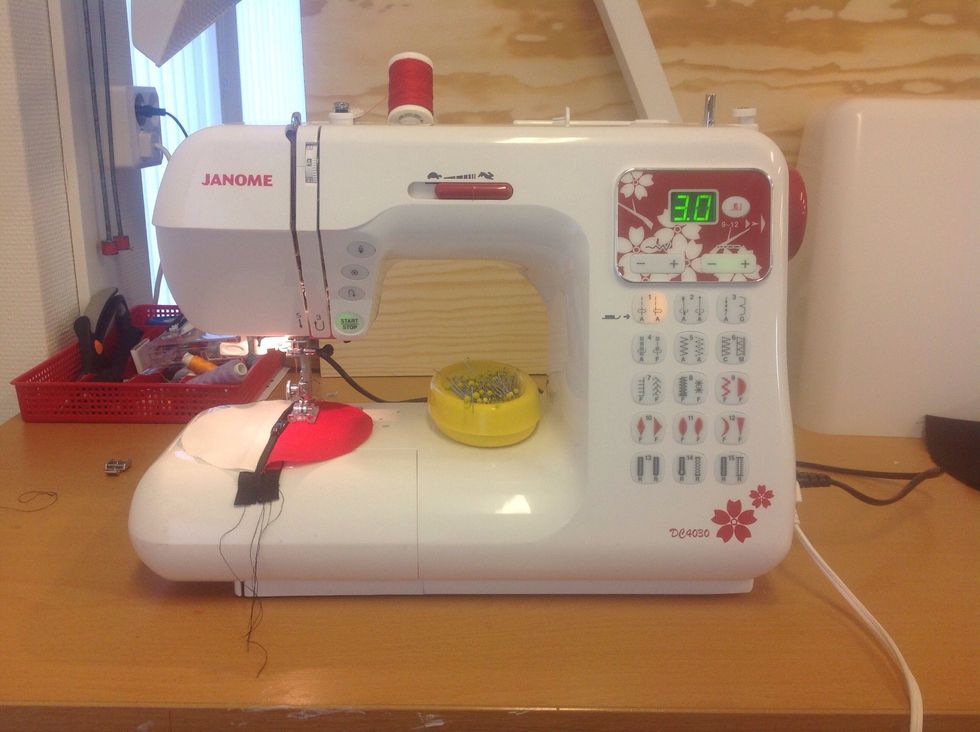 Byt tillbaka till den vanliga pressarfoten. Sy raks\u00f6m med pressarfoten kloss mot dragkedjans mitt. Gl\u00f6m ej f\u00e4sta i b\u00f6rjan och slutet.