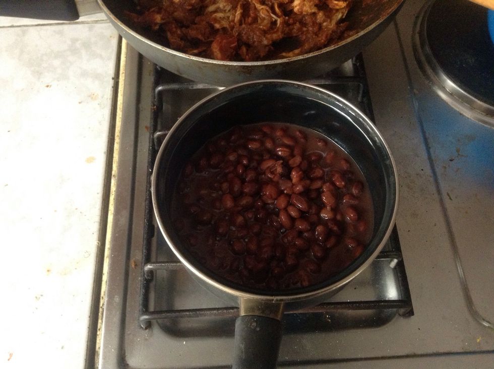 Calentamos los frijoles en un taz\u00f3n aparte
