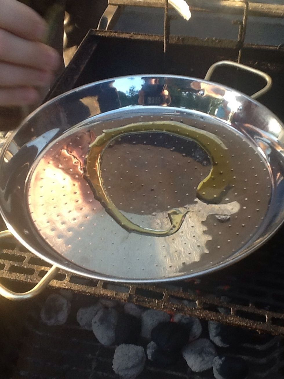Calienta 1 cuchara del aceite de oliva en la paellera