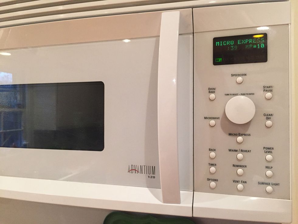 Caliente la mezcla de chocolate caliente hasta que alcance la temperatura deseada.