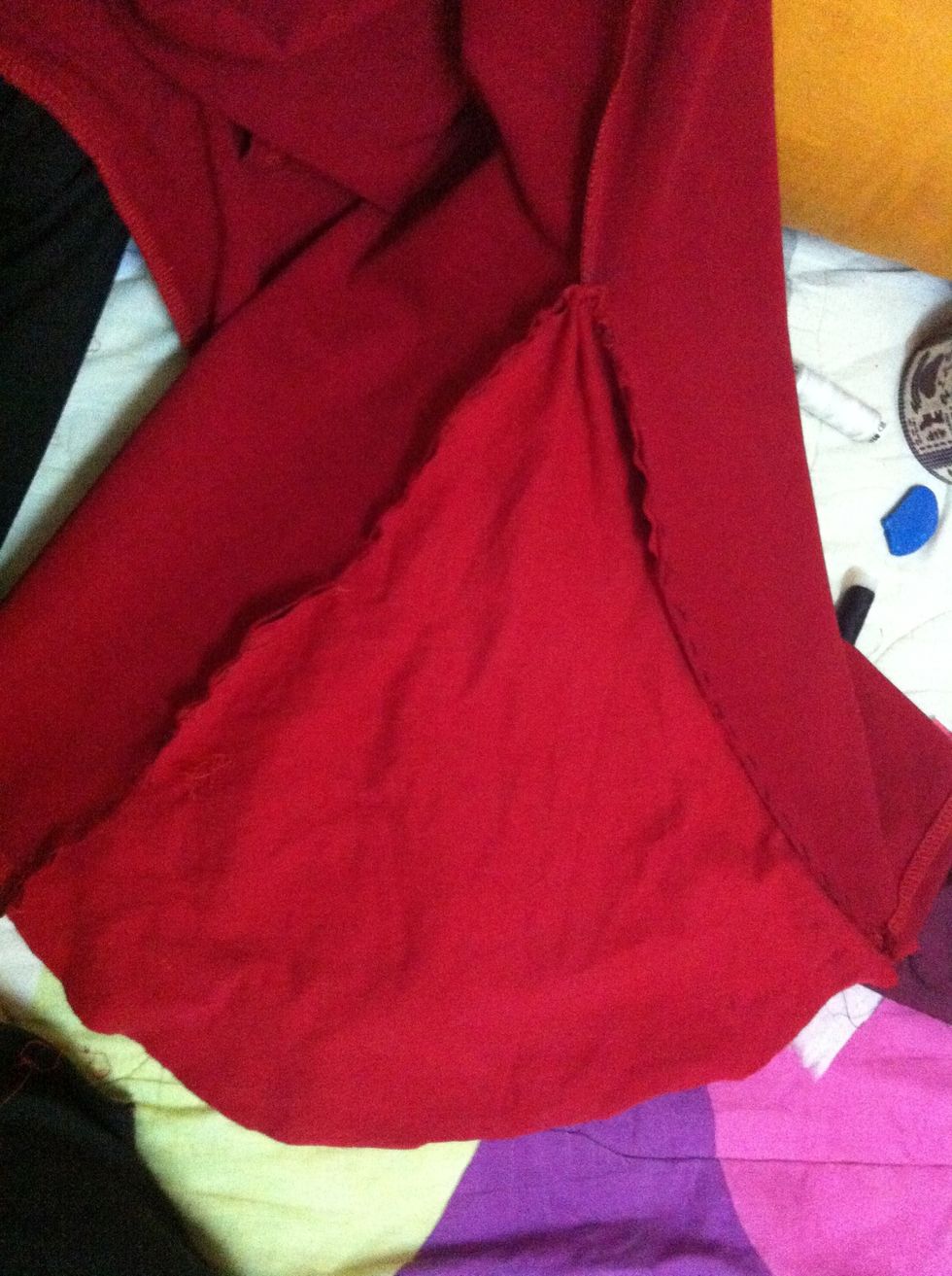 Cantum the 2 pieces using jelujur. Just a simple jelujur coz we're going to kemaskan using mesin jahit. I usually skip je this step sbb konon teror terus je jahit lepastu jahit bersepah