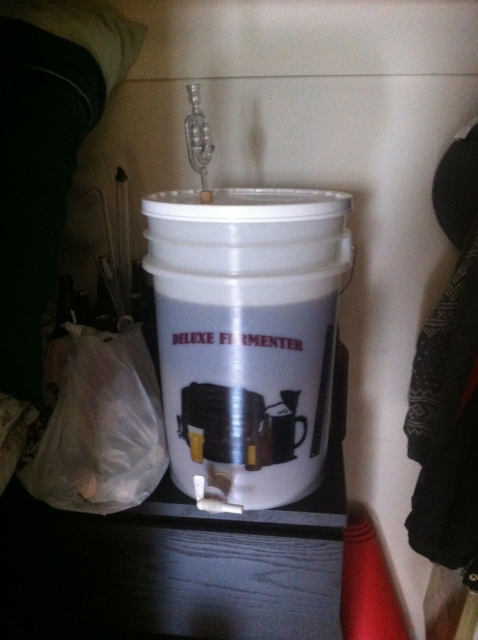 cap the primary and put in your air lock and rubber stop. put it in your wives closet with her clothes for about 6 days. then we switch this beast over to the secondary. more on that in another guide