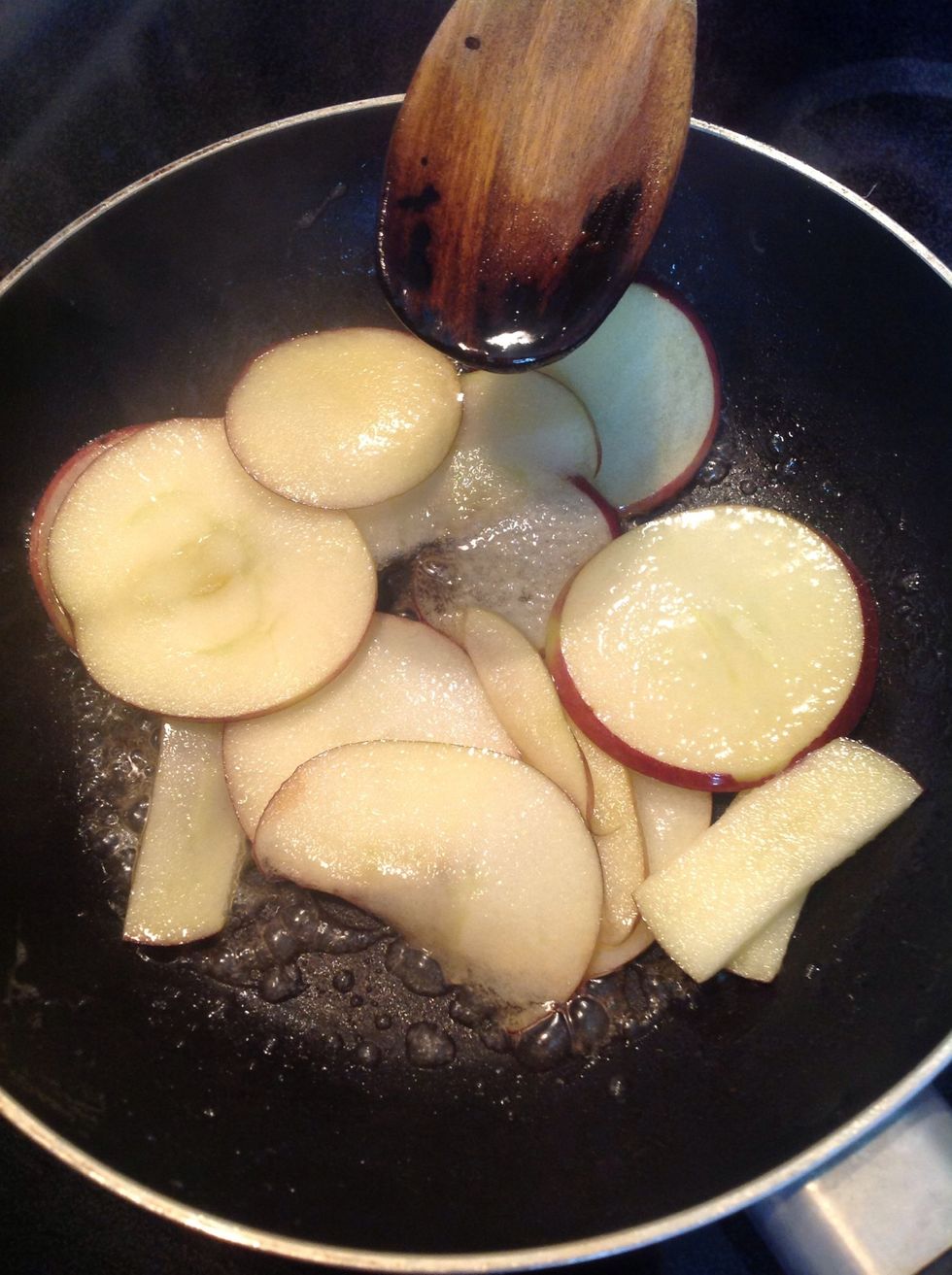 Caramelize the apple