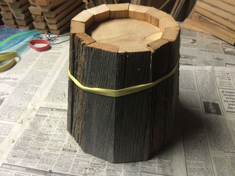 Carefully place a rubber band over the staves!