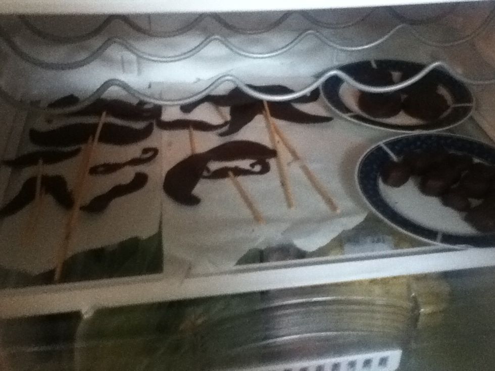 Carefully put the mustache in the refrigerator (that's why would be easier if you put a plate or a tray below the mold)
