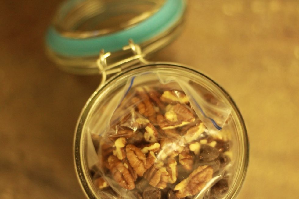 Carefully put the topping mix on top of the last layer in the jar.