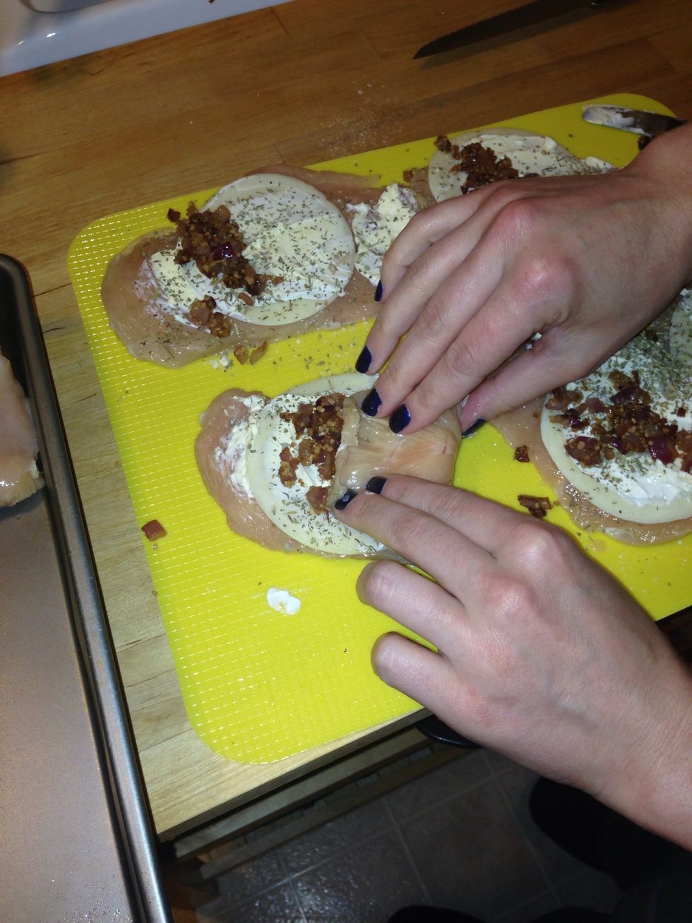 Carefully roll up the chicken.