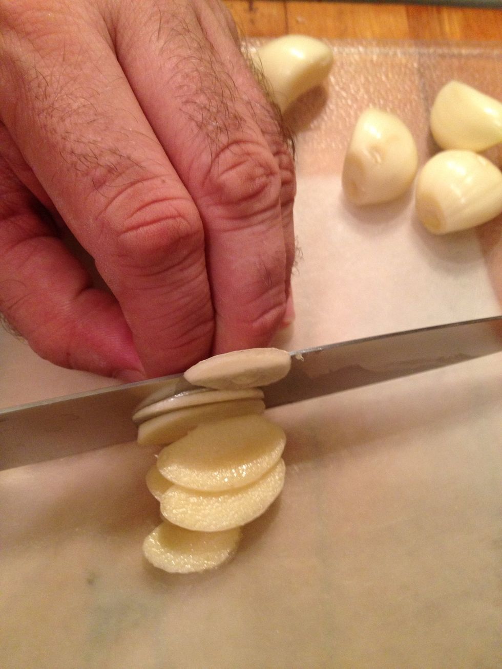 Carefully slice the garlic very thinly.