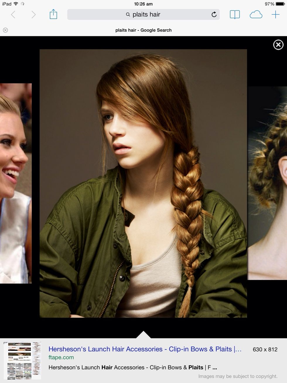 Carefully u start creating the plaite with your three pieces of hair. First you take the right bit of hair, and place it in the middle. Then you take the left bit of hair and place that in the middle.