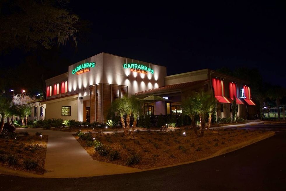 Carrabba's es un restaurante Italiano. La comida es muy rica y el servicio es fant\u00e1stico.