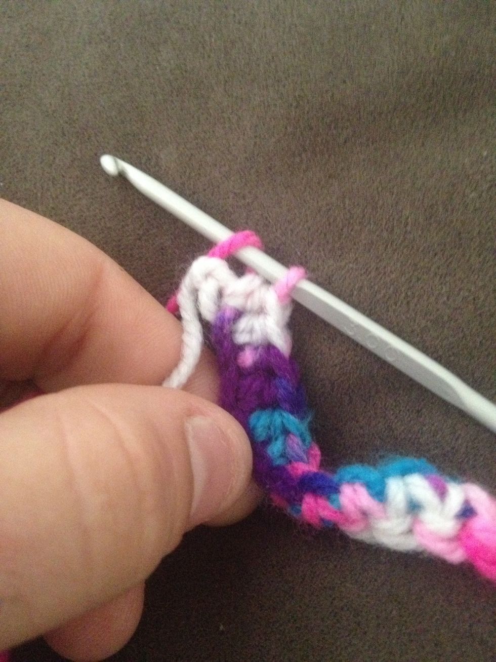 Carrying tail into te 3 half double crochet
