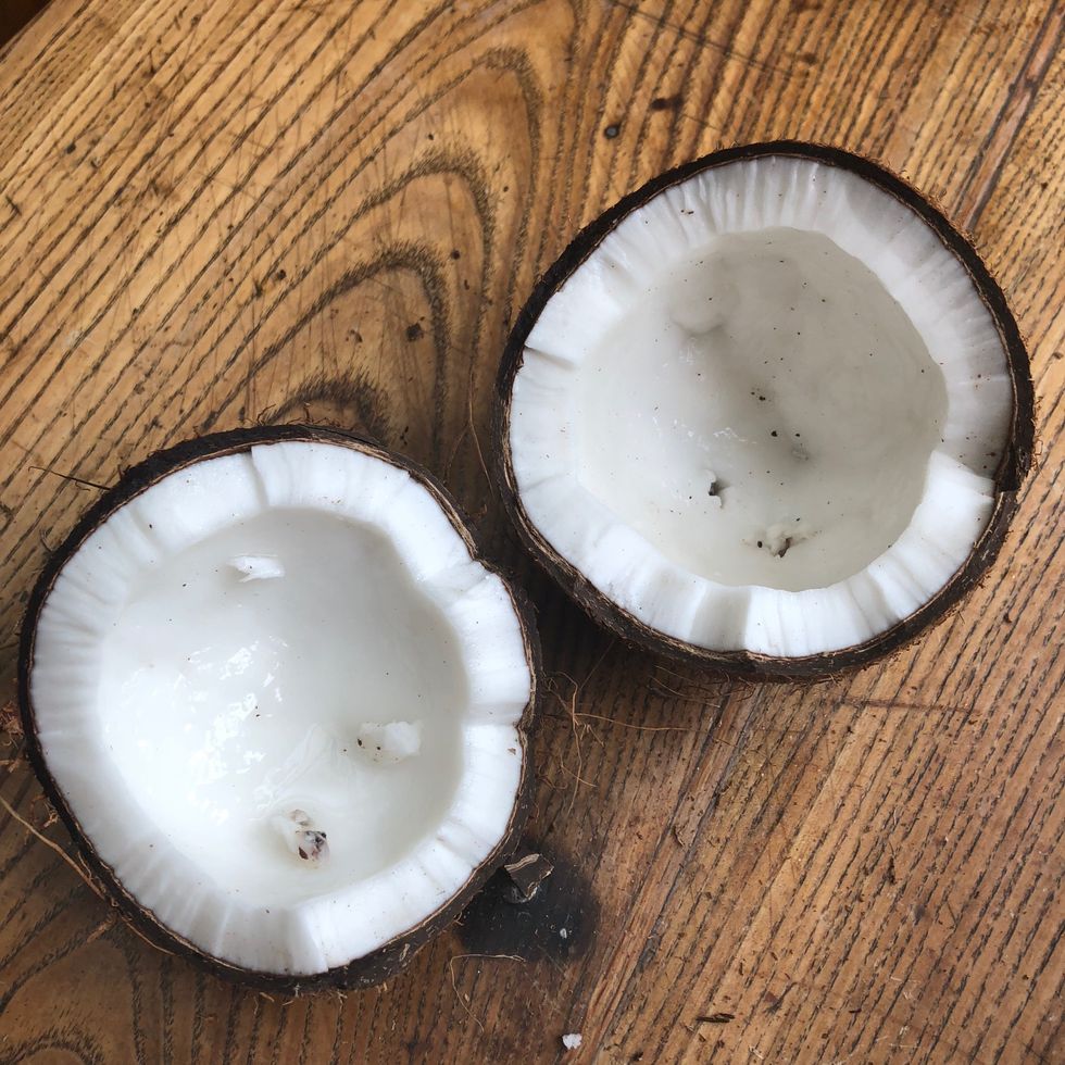 Casser la noix de coco en 2 (\u00e0 l'aide d'un marteau par exemple).