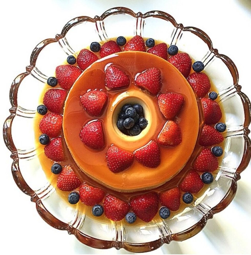 Center the Pudim very carefully and dress with desired fruits or berries. Enjoy!