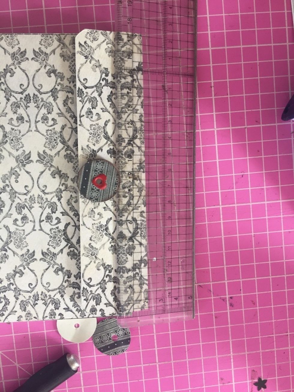 Centre on box lid and stick down