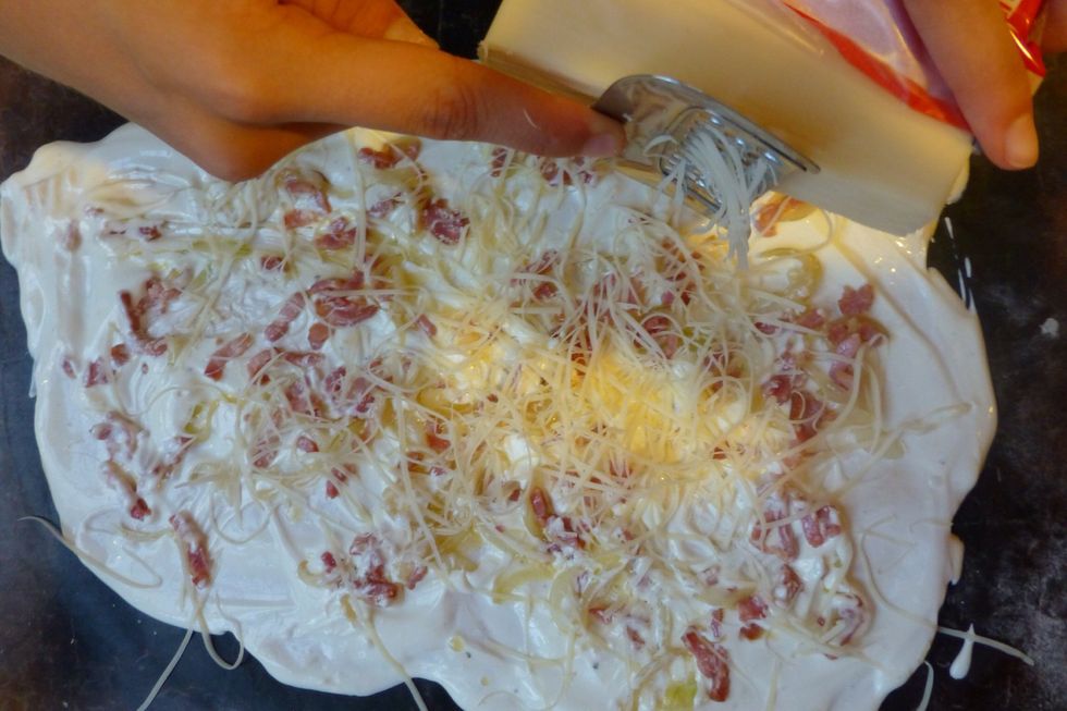 Certains pr\u00e9f\u00e9rent la flammkueche gratin\u00e9e. Il suffit de mettre du gru\u00e8re avant de passer au four