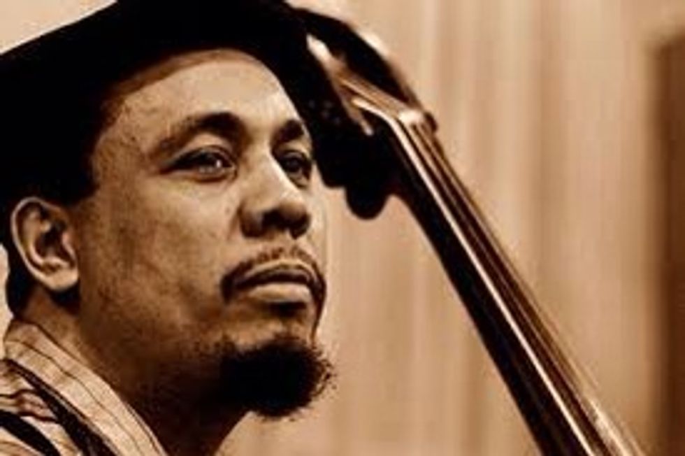 Charles Mingus va viure els anys 1922-1979. Era un contrabaixista, compositor, director de Big Band i pianista estatunidenc. En aquesta fotografia apareix Charles Mingus tocant el contrabaix.